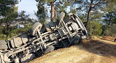 Toprak yolda uçuruma yuvarlanan hafriyat kamyonunun sürücüsü yaralandı