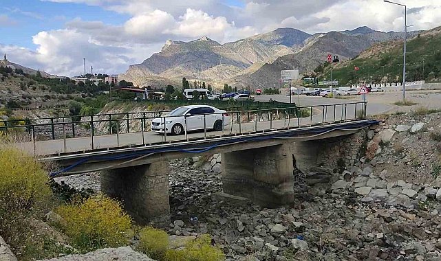 Tortum Şelalesi girişindeki köprü tehlike saçıyor
