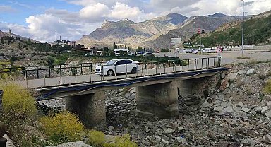 Tortum Şelalesi girişindeki köprü tehlike saçıyor