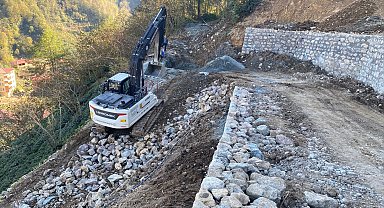 Trabzon'da taş duvar çalışmaları sürüyor