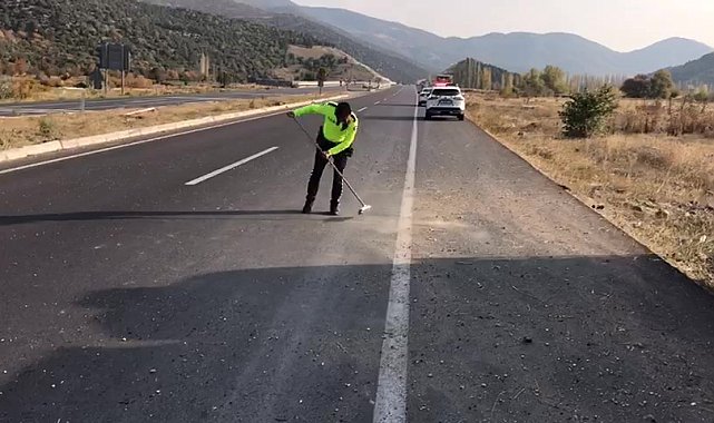 Trafik polisi cam kırıkları ve taş dökülen yolu fırçayla temizledi