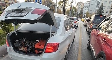 Trafikte bagajı açık kalan aracın yardımına motosiklet sürücüsü yetişti