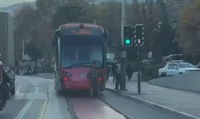 Tramvayın arkasına tutunarak yolculuk eden çocuk yürekleri ağıza getirdi