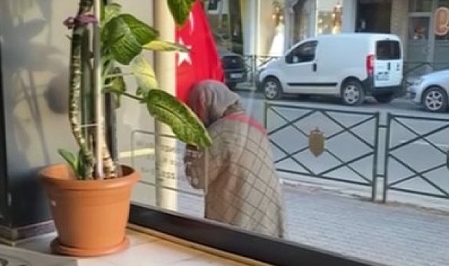 Türk bayrağını öpen teyzenin görüntüsü yürekleri ısıttı