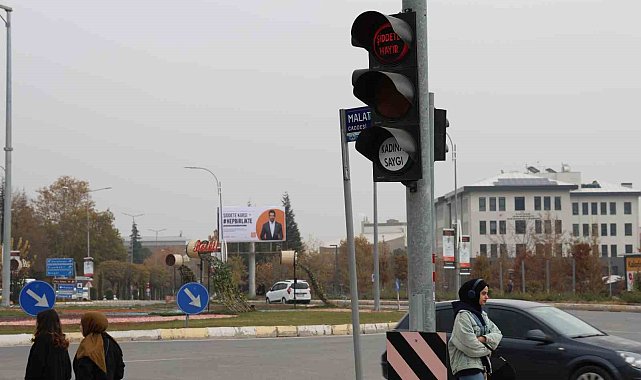 Türkiye'de ilk uygulama: Trafik sinyalizasyonlarında "Şiddete Hayır" ve "Kadına Saygı" mesajı