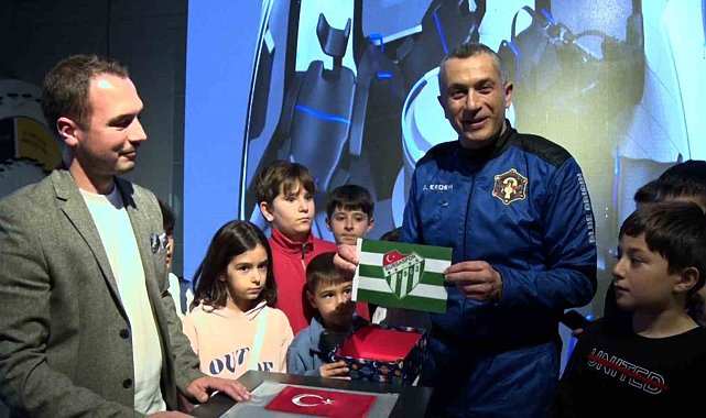Türkiye'nin 3'üncü uzay yolcusu Gökhan Erdem uzaya çıkardığı Bursaspor bayrağını GUHEM'e teslim etti