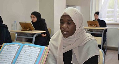 Türkiye'ye eğitim için geldi, her gün 3 saat uykuyla azmederek 8 ayda hafız oldu