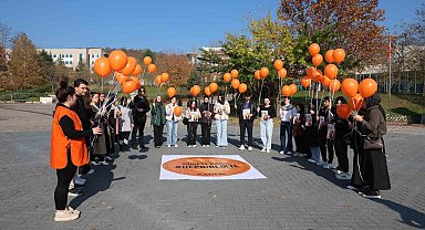 Turuncu balonlar gökyüzüne bırakıldı
