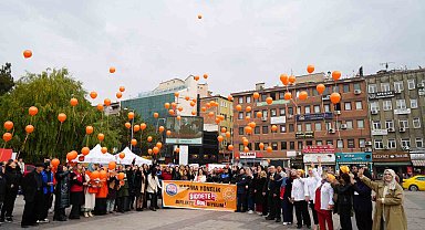 Turuncu balonlarla şiddete karşı kadınlardan ortak duruş