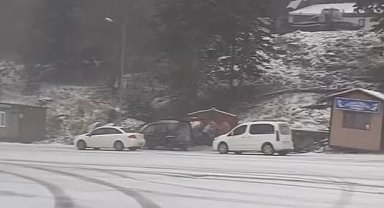 Uludağ'da kar yağışı etkisini gösterdi