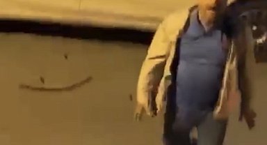 Ümraniye'de eşinin ve komşusunun otomobiline sopayla zarar veren kişi kamerada