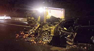 Ümraniye'de otomobil, seyir halindeki kamyonete çarptı : 2 yaralı