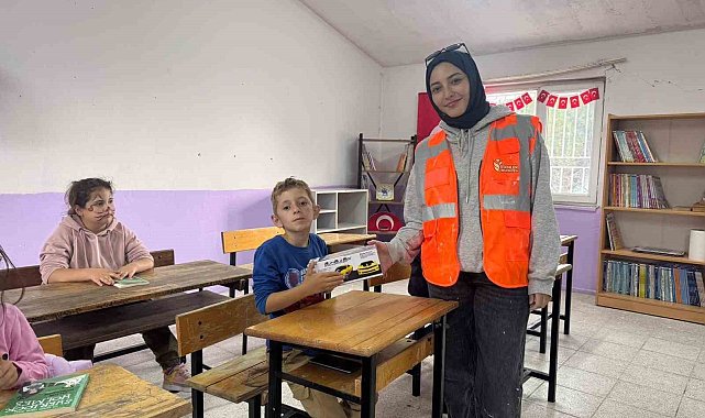 Üniversite öğrencileri 6 öğrencili köy okulunu yeniledi