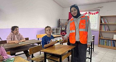 Üniversite öğrencileri 6 öğrencili köy okulunu yeniledi