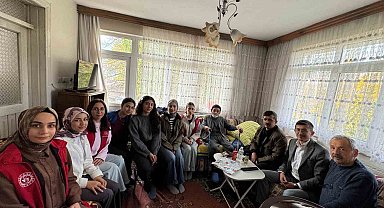 Üniversiteli gençler Bolu'nun asırlık çınarıyla buluştu