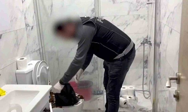 Uyuşturucu baskını film sahnelerini aratmadı: Klozete döktüler, saklamaya çalıştılar