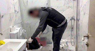 Uyuşturucu baskını film sahnelerini aratmadı: Klozete döktüler, saklamaya çalıştılar