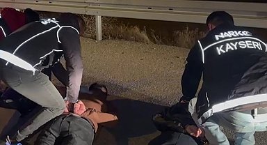 Uyuşturucu tacirlerinin aracından 1 kilo uyuşturucu çıktı