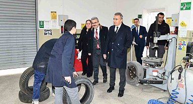 Vali Çiçek'ten okul ziyareti