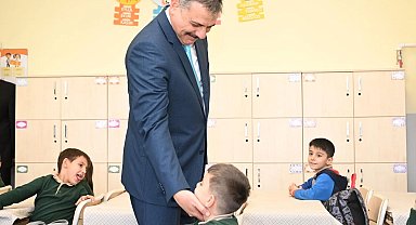 Vali Çiftçi öğrenci ve öğretmenlerle buluştu