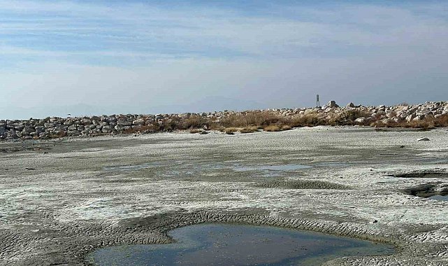 Van Gölü çekilince balıkçı limanları karaya döndü