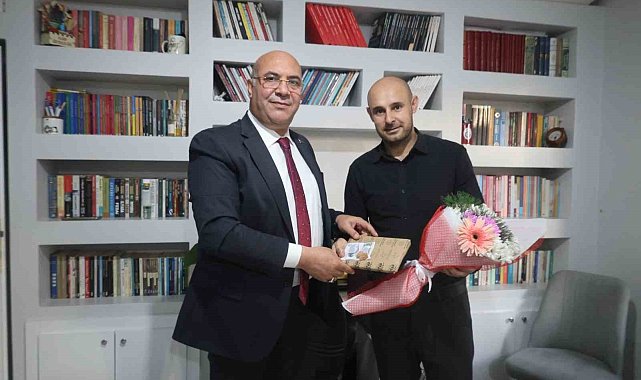 Van'da bıçaklı saldırıda yaralanan öğretmene moral ziyareti