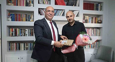 Van'da bıçaklı saldırıda yaralanan öğretmene moral ziyareti