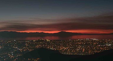 Van'da büyüleyici günbatımı: Gökyüzü kızıla boyandı, kartpostallık manzaralar ortaya çıktı