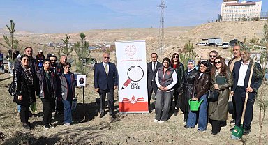 Van'da öğrenciler "Yeşil Vatan" için fidan dikti