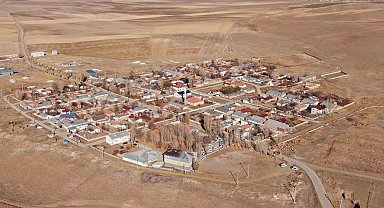 Van'ın Özalp ilçesinde simetrik yapılar sonbahar güzelliğiyle büyülüyor