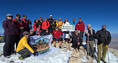 Vanlı dağcılardan 'Öğretmenler Günü'ne özel tırmanış