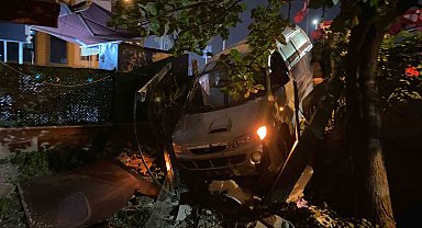 Virajı alamayan iki araç çarpıştı, panelvan evin bahçesine girdi: 1 yaralı