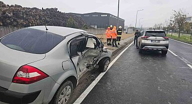 Yağışlı yolda kayan otomobil karşı şeride geçerek kaza yaptı: 1 yaralı