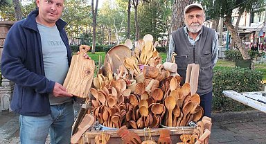 Yakacak olarak kullanılan zeytin odunlarını mutfak gereçlerine dönüştürüyor