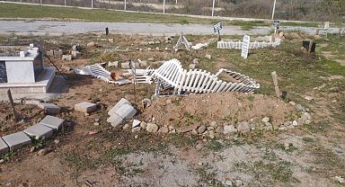 Yakınlarının dağılmış mezarlarını görenler Efeler Belediyesi'ne tepki gösterdi