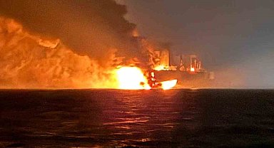 Yangın çıkan gemideki 25 kişi tahliye edildi: Yanan gemi görüntülendi