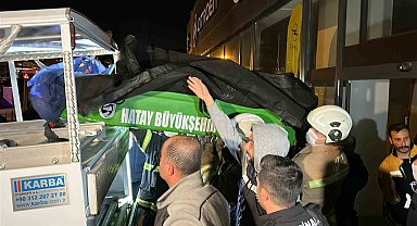 Yangından kaçmak isterken alevlerin içerisine giren 2 kişi yanarak can verdi