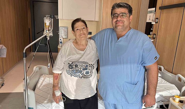 Yaşlı kadın omurga kırığı ameliyatı sonrası yeniden yürümeye başladı