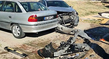 Yayaya çarpmamak için manevra yaptı, park halindeki araçlara çarptı: 2 yaralı