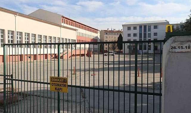 Yediği gıdadan zehirlenen lise öğrencisi hastaneye kaldırıldı