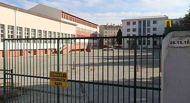 Yediği gıdadan zehirlenen lise öğrencisi hastaneye kaldırıldı