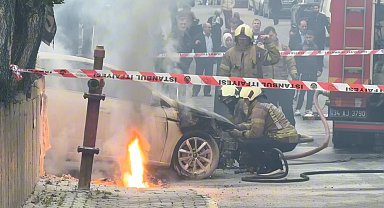 Yer altı elektrik kabloları patladı, bir otomobil alev alev yandı