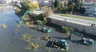 Yeşilırmak Nehri'nde 6 iş makinesiyle temizlik çalışması