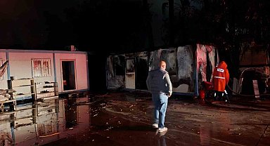 Yıldırım yangına sebep oldu konteyner küle döndü