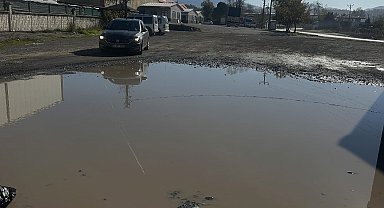 Yol gölete döndü, kapalı pazar yerinde vatandaşın çilesi bitmiyor