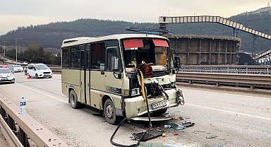 Yolcu minibüsü tır dorsesine çarptı