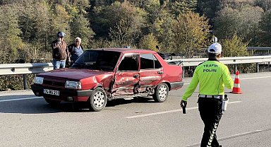 Yolcu minibüsü ve otomobil çarpıştı: 2 yaralı