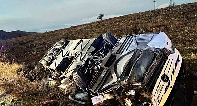 Yolcu otobüsü devrildi: 2 ölü, 21 yaralı