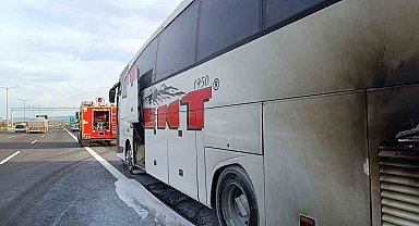 Yolcu otobüsünün motor kısmından alevler yükseldi