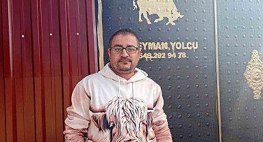 Yolda gördüğü zehirli yılanı elleriyle yakaladı